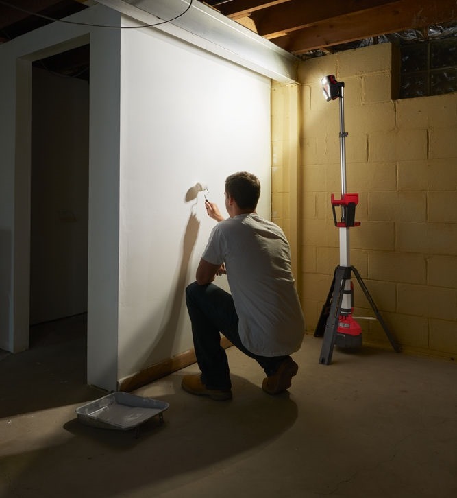 Milwaukee® M18™ Lampa stojąca LED z ładowarką